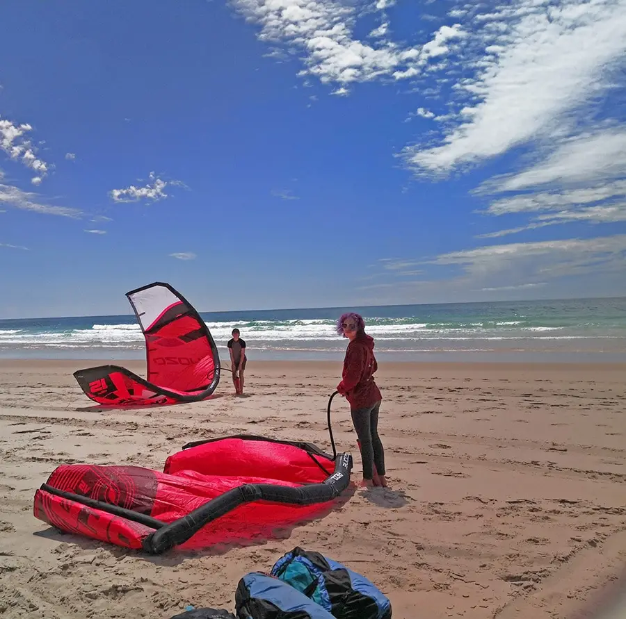Ecole de kitesurf - préparation de la voile sur la plage