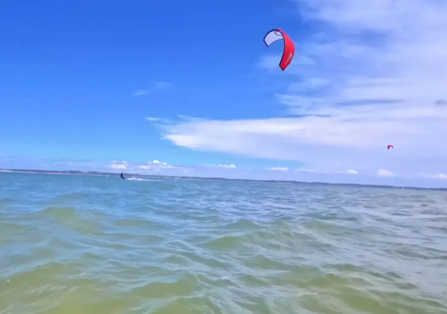 pratique du kitesurf au lever du soleil grâce à un chèque cadeau