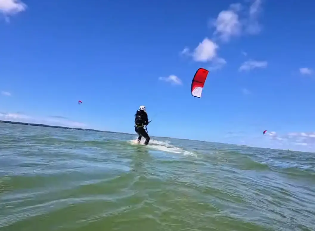 Kitesurfeur naviguant avec aisance illustrant l’autonomie et la compréhension du vent.