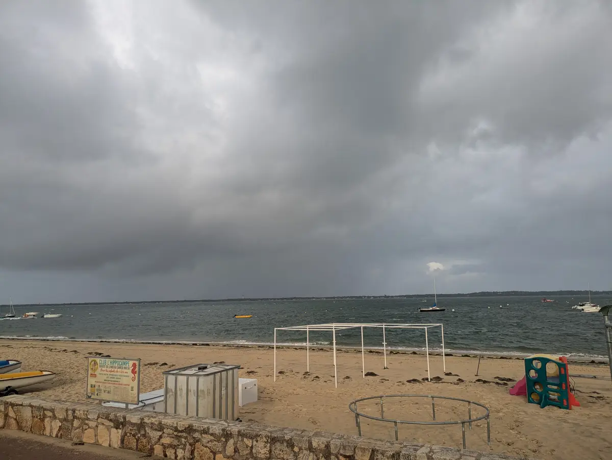 Préparation du matériel de kitesurf sur la plage selon les conditions de vent.
