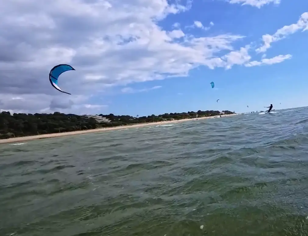 Kitesurfeur naviguant de manière fluide dans des conditions adaptées.
