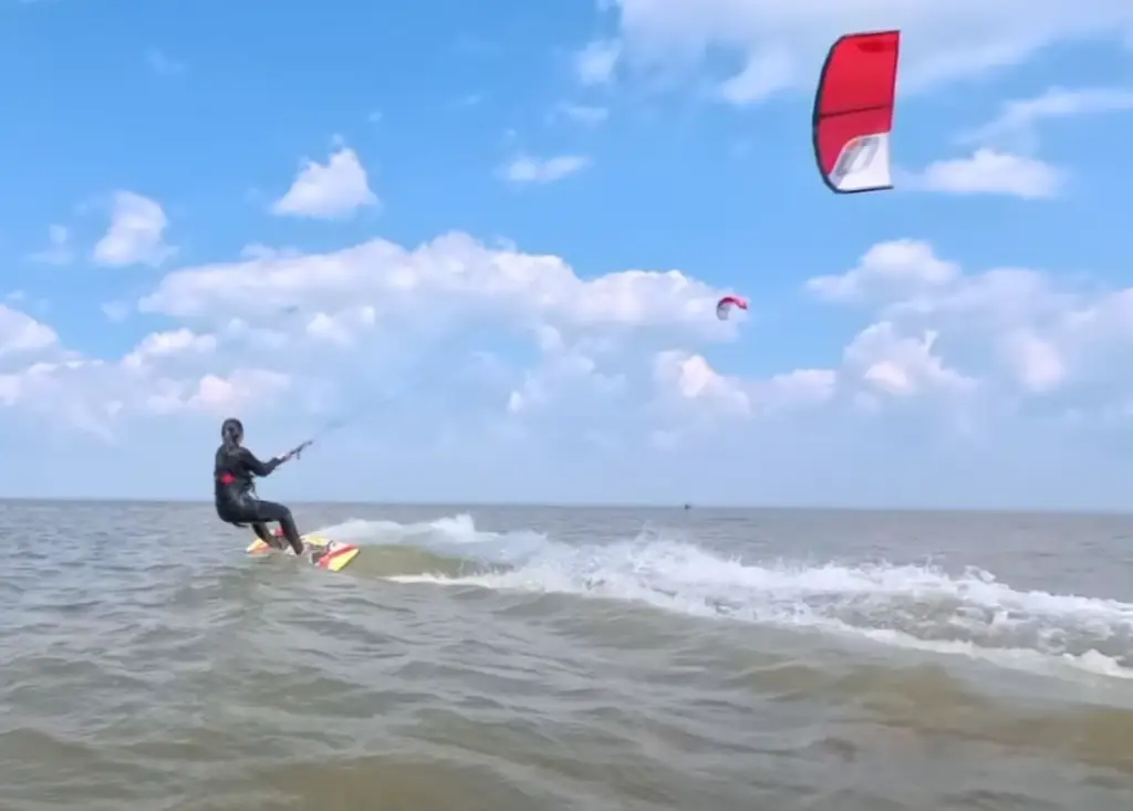 Aile de kitesurf positionnée dans la fenêtre de vent illustrant la variation de traction selon la position.