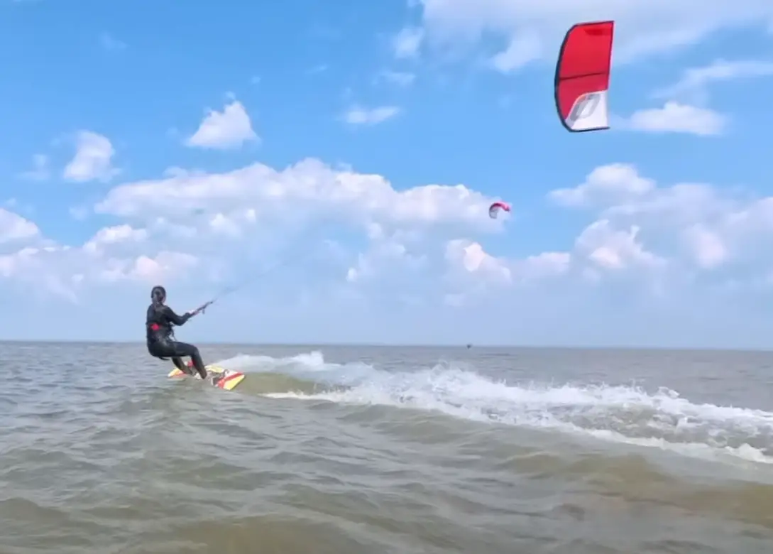 Aile de kitesurf positionnée dans la fenêtre de vent illustrant la variation de traction selon la position.