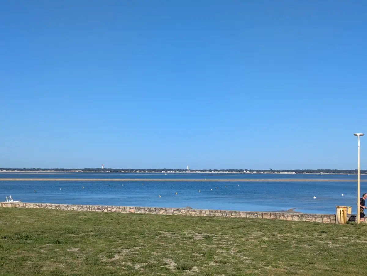 Kitesurfeur observant le spot et les conditions de vent avant de naviguer.