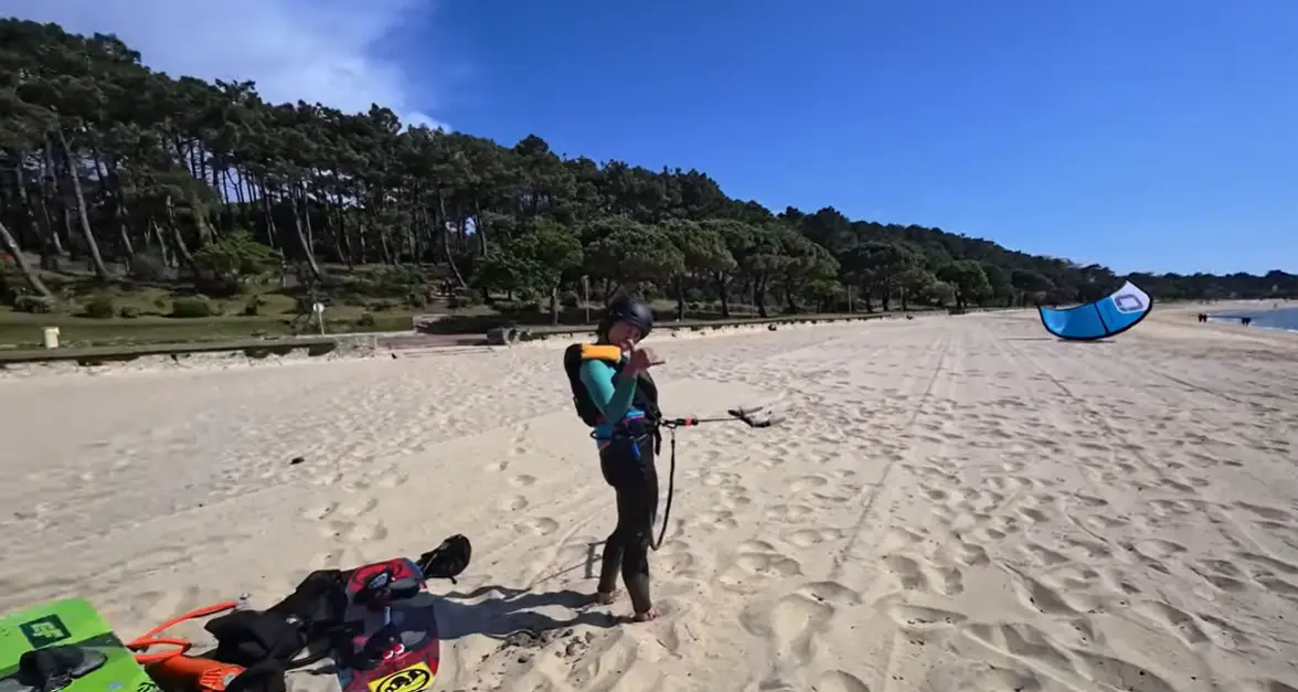 Kitesurfeurs naviguant avec un vent side-on adapté à un spot débutant.