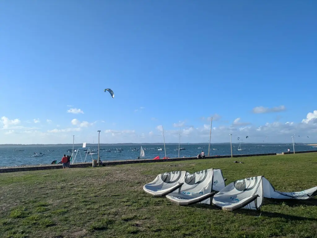 Kitesurfeur naviguant confortablement avec une taille d’aile adaptée aux conditions.