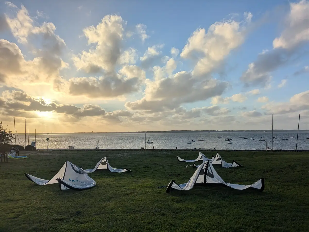 Aile de kitesurf en traction illustrant l’influence de la taille d’aile sur la puissance.