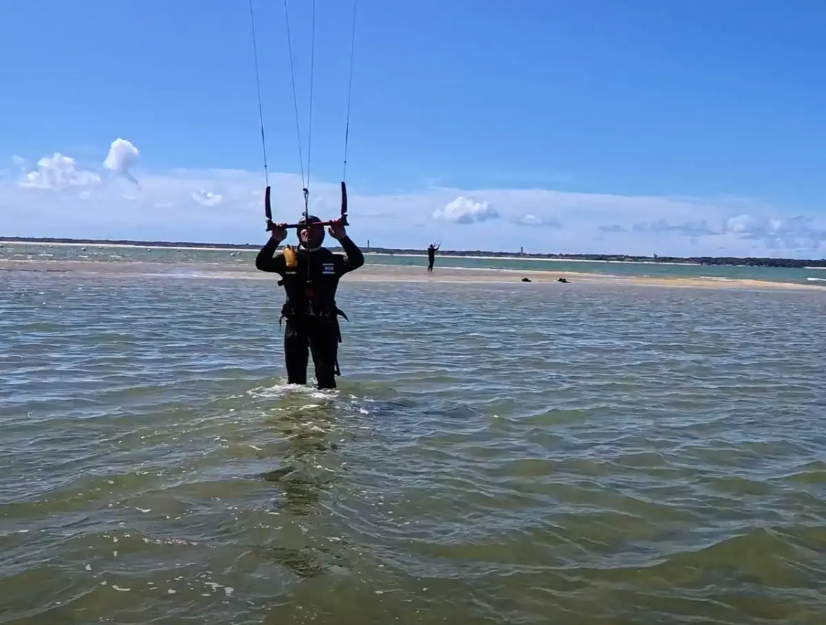 Kitesurfeurs naviguant dans des conditions de vent stable favorables à la progression.