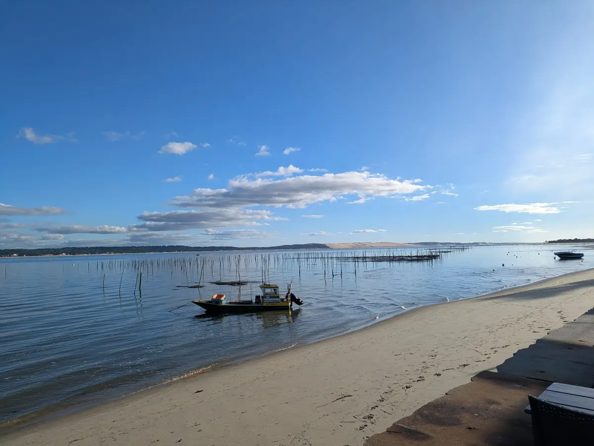 Bateaux au mouillage sur le bassin d'Arcachon vus depuis la plage