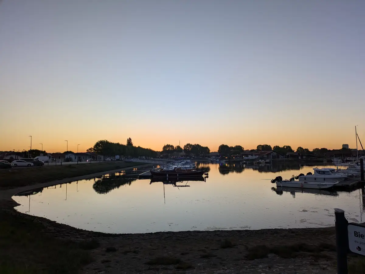 Petit port du bassin d'Arcachon au coucher du soleil