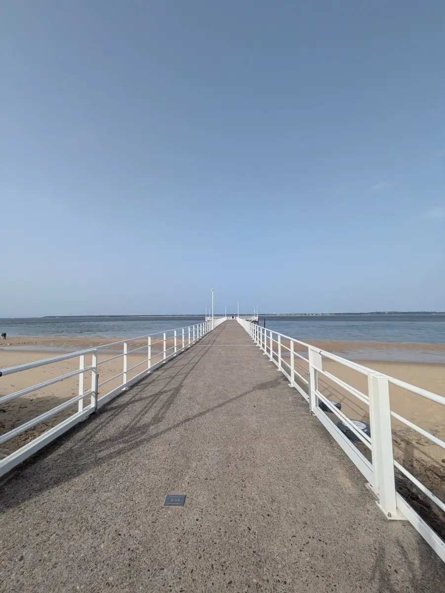 Jetée en bois s’avançant dans le bassin d’Arcachon.
