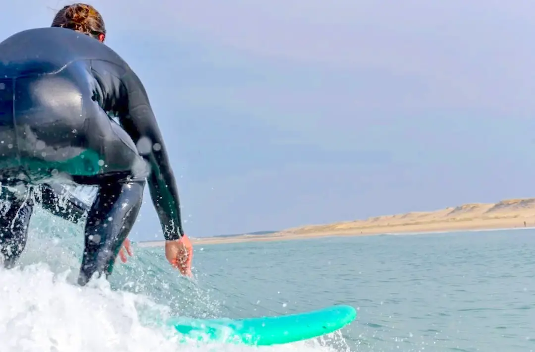 Surf sur les plages océanes près du bassin d’Arcachon.