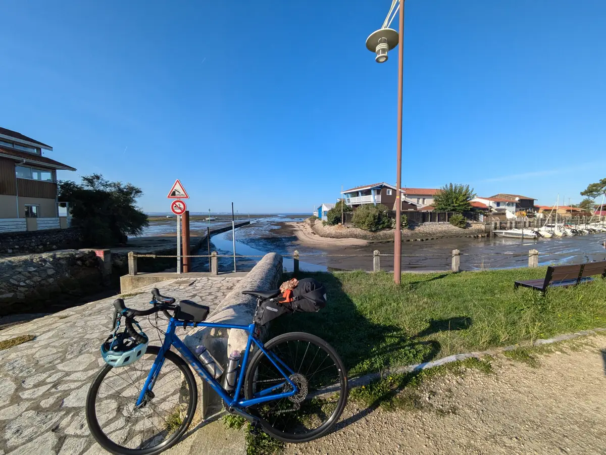 Vélo garé au bord du bassin d'Arcachon, sur le tour du bassin à vélo